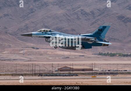 Ein F-16C Falcon-Kampfjet, der der 64. Aggressor-Staffel zugewiesen wurde, hebt am 23. Juli 2021 auf der Nellis Air Force Base, Nevada, zu einer Mission der Roten Flagge 21-3 ab. Die primäre Mission des Aggressors besteht darin, die Kampfluftkräfte, die gemeinsamen und alliierten Luftmannschaften mit realistischen und herausfordernden Nachbildungen, Trainings und Rückmeldungen von Bedrohungen vorzubereiten. Stockfoto