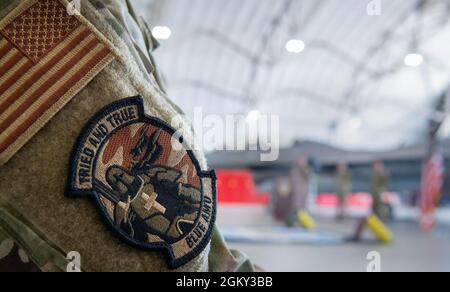 Mitglieder des 96. Aircraft Maintenance Squadron Blue und Red nahmen am 23. Juli an der Zeremonie des engagierten Crew Chief der 96. Maintenance Group auf der Eglin Air Force Base, Florida Teil. Rund 25 Betreuer und Piloten nahmen an dieser jährlichen Zeremonie Teil, die den Airman offiziell mit dem Flugzeug verbindet. Stockfoto