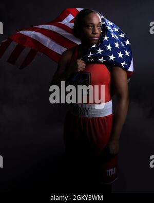 Zwölf Soldatenathleten des Weltklasseathleten-Programms vertreten das Team USA und die Armee bei den Olympischen Sommerspielen 2020, die am 23. Juli begannen. Personal Sgt. Naomi Graham boxt in der 75-kg-Gewichtsklasse der Frauen nach Gold. Die zweimal in den USA gespielte Meisterin gewann 2019 das Meisterschaftsspiel bei den U.S. Boxing Olympic Trials und gewann damit ihren Platz bei den Spielen. Stockfoto