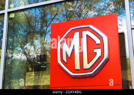 Charkov, Ukraine - 13. September 2021: MG Motors Markenlogo auf dem Hintergrund des Händlerbaus, Emblem, Symbol aus der Nähe Stockfoto