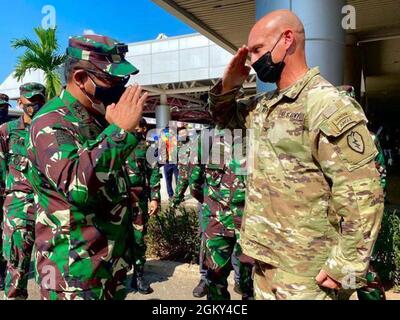 Oberst Neal Mayo, Kommandeur des Kampfteams der 2. Infanteriebrigade, 25. Infanteriedivision, begrüßt einen General der Tentara Nacional Indonesia (indonesische Streitkräfte), nachdem er am 24. Juli 2021 in Palembang, Indonesien, zur Unterstützung von Garuda Shield 21 angekommen war. Garuda Shield 21 ist eine zweiwöchige gemeinsame Übung zwischen der US-Armee und Tentara Nasional Indonesia (TNI-AD Indonesia Armed Forces). Der Zweck dieser gemeinsamen Übung ist es, die Dschungelkriegfähigkeit sowohl der US-Armee als auch der indonesischen Armee zu verbessern und zu bereichern. Stockfoto