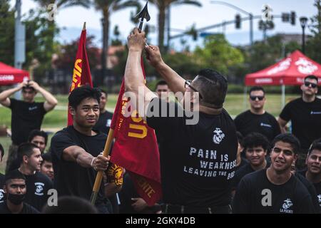 U.S. Marine Corps Sgt. Maj. Arturo Cisneros (Mitte rechts), die Rekrutierungsstation Riverside Sergeant Major, bindet einen Streamer an den Leitfaden der Rekrutierungsstation La Puente während der RS Riverside Annual Pool Funktion im Laselle Sports Park, Riverside, Kalifornien, 24. Juli 2021. Die Recruiting Station Riverside trifft sich jährlich, um zukünftige Marineinfanteristen mit den körperlichen und geistigen Herausforderungen vertraut zu machen, denen sie sich stellen müssen, um eine US-Marine zu werden. Stockfoto