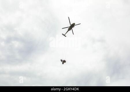 Eine kolumbianische Armee UH-60 Black Hawk trägt zwei Mitglieder des Such- und Rettungsteams der kolumbianischen Armee am 24. Juli 2021 auf dem Luftwaffenstützpunkt Tolemaida, Kolumbien. Die kolumbianische Armee probte eine medizinische Evakuierung als Vorbereitung für eine dynamische Kraftbeschäftigung in der Luft, auch bekannt als Übung Hidra II, zwischen der US-Armee und dem gemeinsamen kolumbianischen Militär. Stockfoto