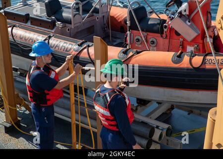 CAPE COD, Ma -- (24. Juni 2021) Seaman Christopher Krotz (links) und Boatswains Mate 2nd Class Lenny Branch, beide Mitglieder des mittelweißen Ausdauerschneiders USCGC Escanaba, arbeiten auf dem Over the Horizon Class Boot 20313, das für Übungen bereit ist. OTH-Übungen sind für die Bereitschaft zur Seepatrouille erforderlich. Stockfoto