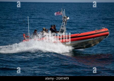 CAPE COD, Ma -- (24. Juni 2021) Crew-Mitglieder des White Medium Endurance Cutter USCGC Escanaba führen Sicherheitsübungen auf See in der Over the Horizon Class 26282 durch. OTH-Übungen sind für die Bereitschaft zur Seepatrouille erforderlich. Stockfoto