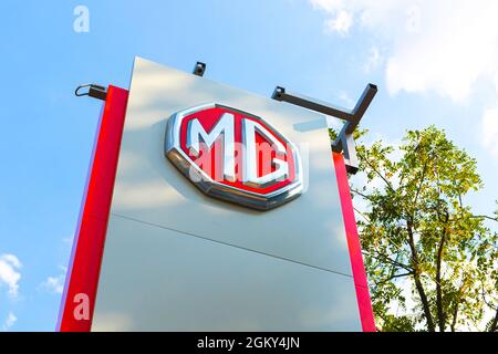 Charkov, Ukraine - 13. September 2021: MG Motors Markenlogo auf blauem Himmel Hintergrund, Emblem, Symbol Nahaufnahme Stockfoto