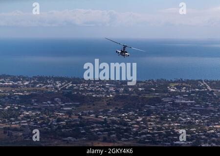 Eine AH-1Z Cobra mit Marine Medium Tiltrotor Squadron 265 (verstärkt), 31. Marine Expeditionary Unit (MEU) führt Flugoperationen zur Unterstützung der Übung Talisman Sabre 21 im Korallenmeer durch, 24. Juli 2021. Dies ist die neunte Auflage von Talisman Sabre, einer groß angelegten, bilateralen Militärübung zwischen Australien und den USA, an der mehr als 17,000 Teilnehmer aus sieben Nationen teilnehmen. Die 31. MEU ist an Bord von Schiffen der America Expeditionary Strike Group im 7. Flottenbereich tätig, um die Interoperabilität mit Verbündeten und Partnern zu verbessern und als einsatzbereite Einsatztruppe zu dienen Stockfoto