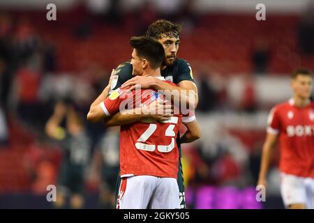 NOTTINGHAM, GROSSBRITANNIEN. 15. SEPTEMBER Matt Crooks aus Middlesbrough umarmt Joe Lolley aus Nottingham Forest nach der Niederlage von Forest aus dem Jahr 0-2 während des Sky Bet Championship-Spiels zwischen Nottingham Forest und Middlesbrough am City Ground, Nottingham, am Mittwoch, den 15. September 2021. (Kredit: Jon Hobley | MI News) Kredit: MI Nachrichten & Sport /Alamy Live News Stockfoto