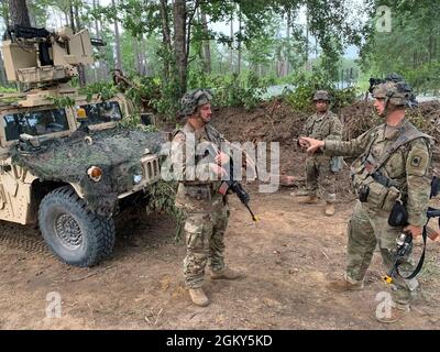 Arkansas National Guard Sgt. First Class Zachary McAnally von Benton, Sgt. Matthew Dobbs von Pine Bluff und Sgt. Dillon Voss von Sheridan diskutiert die defensive Position der Delta Company auf Route Orange im Joint Readiness Training Center in Fort Polk, Louisiana, 25. Juli 2021. Die Soldaten nehmen an der 39. Infanterie-Brigade Combat Team JRTC Rotation in Fort Polk, Louisiana. Rkansa Stockfoto