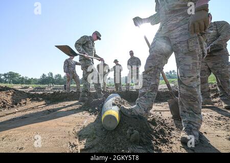 Techniker der US Air Force Explosive Ordnance Disposal bereiten sich darauf vor, eine 82 500-Pfund-Universalbombe am 25. Juli 2021 während der kühnen Warrior Training-Übung in Fort McCoy, Wisconsin, sicher zu machen. Der mudacious Warrior 2021 bestand aus 18 verschiedenen EOD-Einheiten in der Air National Guard und der Air Force Reserve. Stockfoto