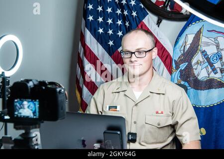 Officer Candidate William Finney, ein Student der Officer Candidate School (OCS) der Klasse 14-21 am Officer Training Command, Newport (OTCN), Rhode Island, nimmt an einer Live-Morgenshow am 26. Juli Teil. Finney, gebürtig aus Franklin, Tennessee, hat einen Bachelor of Arts in Journalismus an der Auburn University erhalten und bildet derzeit zum Supply Officer aus. Die OCS entwickelt Zivilisten und Flottensegler moralisch, mental und körperlich zu neu beauftragten Offizieren und verleiht ihnen die höchsten ideale der Ehre, des Mutes und des Einsatzes für den Dienst in der Flotte als Marineoffiziere. Stockfoto