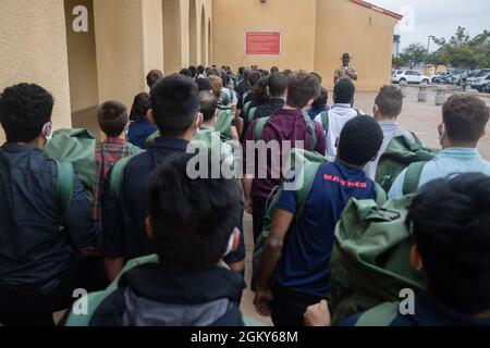 Neue Rekruten von Kilo Company, dem 3. Rekrut Training Bataillon, lesen den Uniform Code of Military Justice Stockfoto