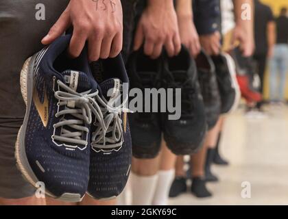 Neue Rekruten von Kilo Company, 3. Rekrut Training Bataillon, warten darauf, dass sie beim Empfang im Marine Corps Recruit Depot, San Diego, am 26. Juli 2021 Schuhe erhalten. Die ausgegebenen Schuhe sind Teil der Trainingsuniform der Rekruten und werden während des Rekrutierungstrainings als „Go-faster“ bezeichnet. Stockfoto