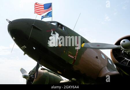 Ein AC-47 aus Topeka, Kansas, sitzt im Warbird-Ausstellungsbereich während des EAA AirVenture Oshkosh 21, in Oshkosh, Wis., 26. Juli 2021. Die AC-47 gehört zum American Flight Museum in Topeka und wird als John Levitows Medal of Honor Aircraft restauriert. Stockfoto