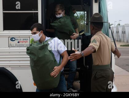 Neue Rekruten bei Kilo Company, 3. Rekrut Training Bataillon, verlassen den Bus während des Empfangs am Marine Corps Recruit Depot, San Diego, 26. Juli 2021. Die Rekruten wurden zwei Wochen lang unter Quarantäne gestellt, bevor sie ihre Ausbildung begannen. Stockfoto