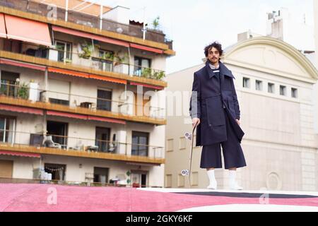 Madrid, Spanien. September 2021. Ein Model läuft auf der Modenschau Oteyza während der Mercedes Benz Fashion Week Madrid am 2021. September im Mercado de los Mostenses auf dem Laufsteg. Kredit: SOPA Images Limited/Alamy Live Nachrichten Stockfoto