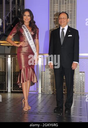 New York, NY, USA. September 2021. Die amtierende Miss Universe, Andrea Meza und der Generalkonsul von Mexiko in New York, Jorge Islas Lopez, fotografierten den Beitritt zum Mexican Cultural Institute of New York bei einer feierlichen Beleuchtung des Empire State Building, das am 15. September 2021 in New York City den mexikanischen Unabhängigkeitstag feiert. Quelle: Erik Nielsen/Media Punch/Alamy Live News Stockfoto