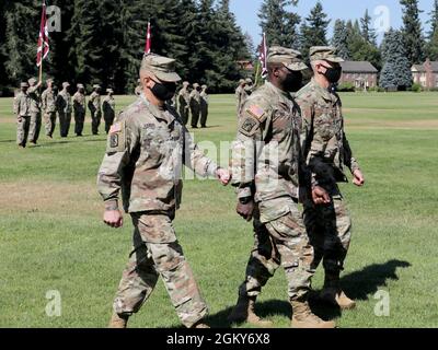 Brig. Gen. Jack M. Davis, links, scheidender Kommandeur des Regional Health Command-Pacific; LT. Gen. R. Scott Dingle, Mitte, der Armeearzt General und Kommandeur des U.S. Army Medical Command; und Brig. General Edward H. Bailey, rechts, ankommender kommandierender General von RHC-P, geht während der Befehlswechselzeremonie am 26. Juli 2021 vom Watkins-Feld in der Joint Base Lewis-McChord, Washington. Stockfoto