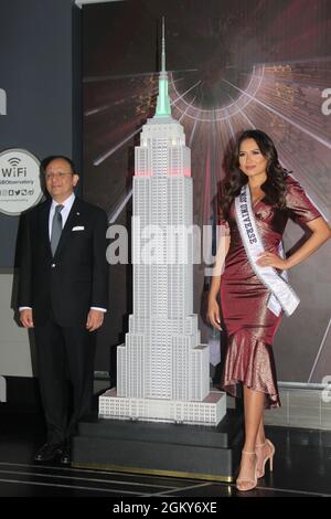 New York, NY, USA. September 2021. Die amtierende Miss Universe, Andrea Meza und der Generalkonsul von Mexiko in New York, Jorge Islas Lopez, fotografierten den Beitritt zum Mexican Cultural Institute of New York bei einer feierlichen Beleuchtung des Empire State Building, das am 15. September 2021 in New York City den mexikanischen Unabhängigkeitstag feiert. Quelle: Erik Nielsen/Media Punch/Alamy Live News Stockfoto