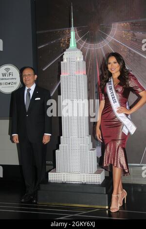 New York, NY, USA. September 2021. Die amtierende Miss Universe, Andrea Meza und der Generalkonsul von Mexiko in New York, Jorge Islas Lopez, fotografierten den Beitritt zum Mexican Cultural Institute of New York bei einer feierlichen Beleuchtung des Empire State Building, das am 15. September 2021 in New York City den mexikanischen Unabhängigkeitstag feiert. Quelle: Erik Nielsen/Media Punch/Alamy Live News Stockfoto