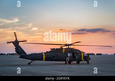 US-Soldaten der Charlie Company zugewiesen, 3-2 General Support Aviation Bataillon aus Camp Humphreys, Republik Korea, landet auf dem Kunstan Air Base, Republik Korea, im Rahmen einer gemeinsamen medizinischen Evakuierungsübung im Notfall, 26. Juli 2021. Die der 8. Medizinischen Gruppe zugewiesenen Flieger arbeiteten mit den Soldaten zusammen, um gemeinsame medizinische Luftevakuierungsoperationen zu schärfen. Stockfoto