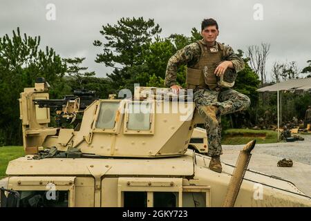 U.S. Marine Corps Max Saxer, ein Spezialist für Landungen mit Hauptsitz und Service Company, 3D Landing Support Battalion, Combat Logistics Regiment 3, 3d Marine Logistics Group, sitzt auf dem Dach eines High Mobility Mehrzweck-Radfahrzeugs, nachdem er an einem Maschinengewehr-Schussverlauf auf Range 10 teilgenommen hat, Camp Schwab, Okinawa, Japan, Juli 26, 2021. Marines mit 3d LSB, unterstützt von Marines mit Fox Company, 2. Bataillon, 2. Marines, 3d Marine Division, führte eine Reihe zur Aufrechterhaltung der Leistungsfähigkeit unter Verwendung von montierten M2 .50-Kaliber und M240B mittlere Maschinengewehre. 3d-MLG, basierend auf OK Stockfoto