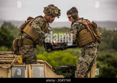 U.S. Marine Corps Lance CPL. Miguel Medano, links, ein Maschinengewehrschütze mit Fox Company, 2. Bataillon, 2. Marines, 3d Marine Division und CPL. Kyran Cretinon, rechts, ein Landeunterstützungs-Spezialist mit 3d Landing Support Bataillon, Combat Logistics Regiment 3, 3d Marine Logistics Group, demontierte während eines Brands auf Range 10, Camp Schwab, Okinawa, Japan, im Juli 26, ein M2 50-Kaliber Maschinengewehr aus einem High Mobility Mehrzweck-Radfahrzeug. 2021. Marines mit 3d LSB, unterstützt von Marines mit 2/2, führte eine Reihe zur Aufrechterhaltung der Leistungsfähigkeit unter Verwendung von montierten M2 .50-Kaliber und M240B m Stockfoto