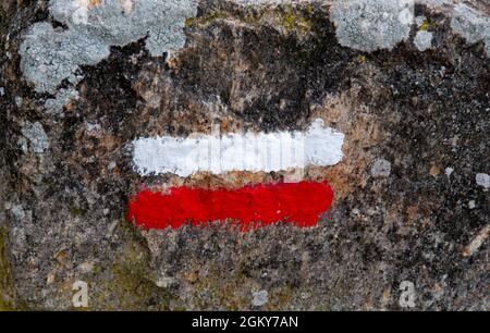 Weiße und rote Markierung einer großen französischen Wanderroute (GR), die auf einem Felsen gemalt ist Stockfoto