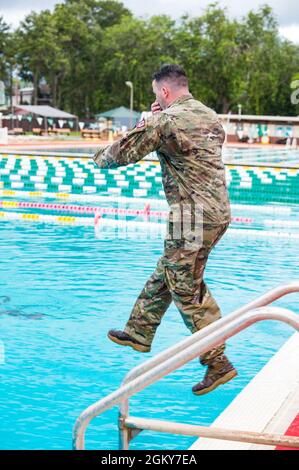 Army Staff Sgt. Edward Nelan tritt am 26. Juli 2021 in den Schofield Barracks auf der Insel Oahu, Hawaii, im Wasserüberlebensbereich des 2021 U.S. Army Medical Command Best Leader Competition an. Nelan ist ein Gruppenleiter der Soldier Recovery Unit des Brooke Army Medical Center und vertritt das Regional Health Command-Central im diesjährigen Wettbewerb. Der siegreiche Soldat und Offizier ohne Auftrag wird im Herbst beim Army Best Warrior Competition um den besten Krieger der Armee antreten. Stockfoto