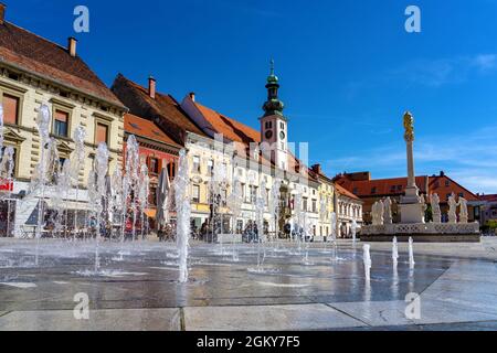 Berühmter Hauptplatz Glavni trg von Maribor die zweitgrößte Stadt in Slowenien mit einem Brunnen. Stockfoto