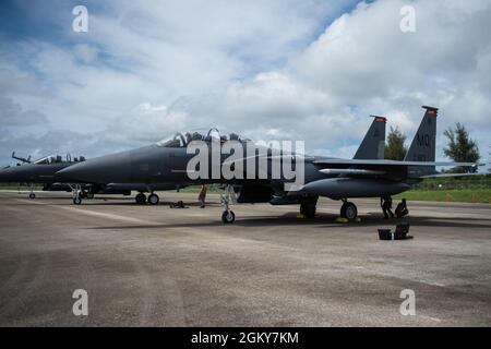 Ein F-15E Strike Eagle der US-Luftwaffe, der vom Luftwaffenstützpunkt Mountain Home in Idaho eingesetzt wird, wird nach der Ankunft am internationalen Flughafen Tinian am 27. Juli 2021 geparkt. Die Gunfighters werden zur Unterstützung von Pacific Iron 2021 eingesetzt, das effektive, flexible und auf Fähigkeiten ausgerichtete Kräfte bereitstellt, die für einen schnellen weltweiten Einsatz bereit sind. Stockfoto