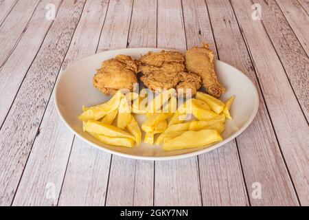 Gebratenes Huhn im Kentucky-Stil, garniert mit hausgemachten Pommes frites Stockfoto