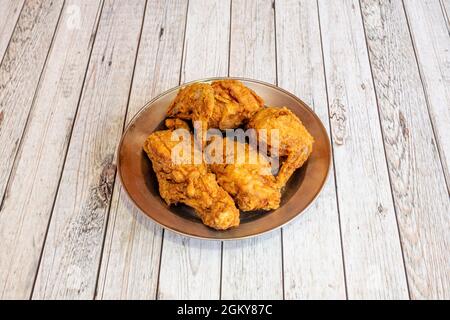 Gut gebratene und knusprige Hähnchenstücke auf Metallplatte Stockfoto