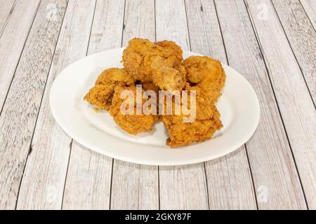 Knusprige hähnchenstücke aus kentucky-Broaster auf weißem Tablett Stockfoto