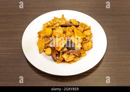 Köstliches und beliebtes Rezept für geschmortes Huhn mit Bambus und chinesischen Pilzen mit Sojasauce Stockfoto