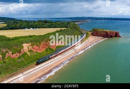 LMS Royal Scot rundet Langstone Rock mit dem Torbay Express in Dawlish, Devon. Luftdrohnenbild. 26th. Juli 2020 Stockfoto