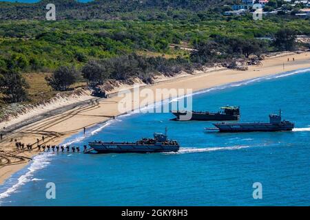 US-Marineinfanteristen mit dem 1. Bataillon, dem 7. Marine-Regiment und Soldaten des 3. Royal Australian Regiments werden auf Landungsschiffe geladen, die sie vom King Beach in Bowen, Australien, zum HMAS Canberra (LHD-02) bringen werden, 26. Juli 2021. Amphibische Operationen bieten einem gemeinsamen Truppe Kommandanten die Fähigkeit, schnell Macht an Land zu projizieren, um die Krisenreaktion zum gewünschten Zeitpunkt und Ort zu unterstützen. TS21 unterstützt die Indo-Pacific Pathways-Initiative zur Förderung eines freien und offenen Indo-Pacific durch die Stärkung von Beziehungen und den Aufbau von Vertrauen und Interoperabilität mit Verbündeten und Partnern. Stockfoto