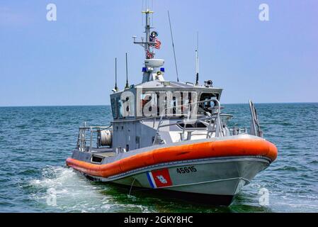 Eine Schiffsbesatzung von Station Little Creek, Virginia, führt mit einer Crew der Coast Guard Air Station Elizabeth City, N.C., vor der Küste von Virginia Beach, am 26. Juli 2021 ein Hubschrauberhubschraubertraining durch. Mitglieder der Küstenwache im ganzen Land üben täglich ihr Handwerk, um Semper Paratus, Always Ready, zu bleiben. Stockfoto