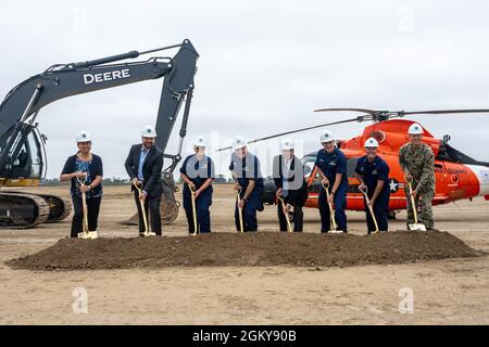 Debra Chinn, Mitglied des Coast Guard Facility Design and Construction Center, Joe Bissaillon, Architekt und Projektmanager von Woolpert, Rear ADM. Carola List, stellvertretende Kommandantin der Küstenwache für Engineering und Logistik, Vice ADM. Michael McAllister, Kommandant der Küstenwache im pazifischen Raum, Sam Abutaleb, Vizepräsident von Whiting-Turner Construction, Rear ADM. Brian Penoyer, Kommandant des Bezirks 11, Kapitän Thomas Cooper, Kommandant der Küstenwache der Luftwaffenstation San Francisco, und Kapitän Kirk Lagerquist, der Chef-Stabsoffizier des Marinestützpunktes Ventura County, nehmen an einem g Teil Stockfoto