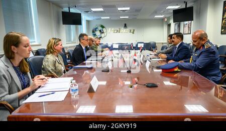 Dr. Colin Kahl, Staatssekretär für Verteidigung der Politik, empfängt den irakischen Verteidigungsminister Juma’a Inad Saadoon al-Jaburi zu einem bilateralen Austausch im Pentagon, Washington, D.C., am 27. Juli 2021. Stockfoto