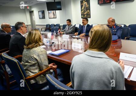 Dr. Colin Kahl, Staatssekretär für Verteidigung der Politik, empfängt den irakischen Verteidigungsminister Juma’a Inad Saadoon al-Jaburi zu einem bilateralen Austausch im Pentagon, Washington, D.C., am 27. Juli 2021. Stockfoto