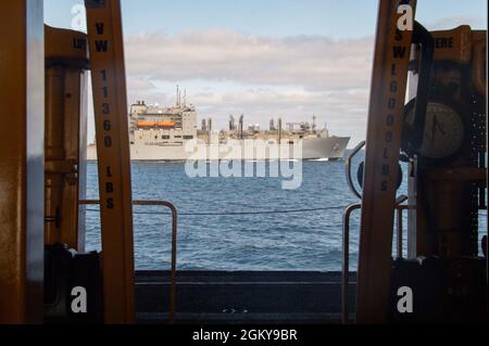 210727-N-RO680-1053 PAZIFIK (27. Juli 2021) das Trockenfrachtschiff USNS Washington Chambers (T-AKE 11) der Lewis- und Clark-Klasse, das zusammen mit dem Flugzeugträger USS Carl Vinson (CVN 70) der Nimitz-Klasse (27. Juli 2021) umsetzt. Vinson führt derzeit Routineoperationen in der dritten US-Flotte durch. Stockfoto