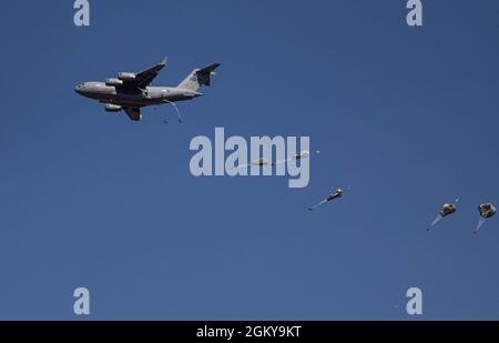 Fallschirmjäger, die dem Kampfteam der 4. Brigade (Airborne), der 25. Infanterie-Division, zugewiesen sind, führen während der Übung Talisman Sabre 21 am 28. Juli in der Nähe von Charters Towers, Queensland, Australien, Joint Entry Operations durch. Bilaterale Militärübung zwischen Australien und den USA mit mehr als 17,000 Teilnehmern aus sieben Nationen. Die einmonatige Mehrbereichsübung besteht aus einer Reihe von Schulungsveranstaltungen, die die starke Allianz zwischen den USA und Australien stärken und das unerschütterliche Engagement des US-Militärs für eine freie und offene Veranstaltung demonstrieren Stockfoto