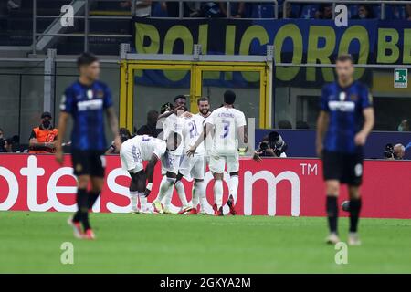 Mailand, Italien. September 2021. Rodrygo Goes of Real Madrid CF feiert das erste Tor seiner Mannschaft mit Teamkollegen während des UEFA Champions League-Spiel der Gruppe D zwischen dem FC Internazionale und Real Madrid CF am 15. September 2021 im Stadio Giuseppe Meazza in Mailand, Italien . Quelle: Marco Canoniero/Alamy Live News Stockfoto