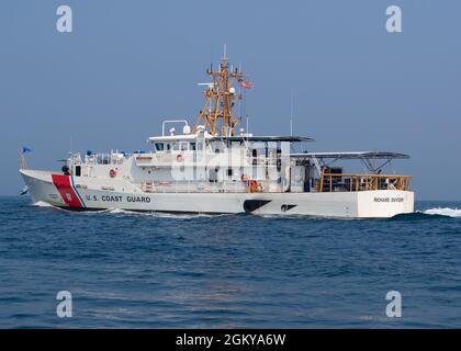 CAPE COD, Ma -- (27. Juni 2021) der USCGC Richard Snyder (WPC 1127) segelt im atlantischen Ozean. Richard Snyder ist eine 154-Fuß-Sentinel-Klasse mit einer Besatzung von 24 Personen. Stockfoto