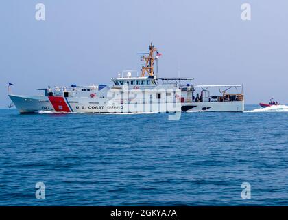 210727-N-NA-545-1247 CAPE COD, Ma -- (27. Juni 2021) der USCGC Richard Snyder (WPC 1127) segelt im Atlantischen Ozean mit dem hinter ihm liegenden USCGC 26294 über dem Horizont. Richard Snyder ist eine 154-Fuß-Sentinel-Klasse mit einer Besatzung von 24 Personen. Stockfoto