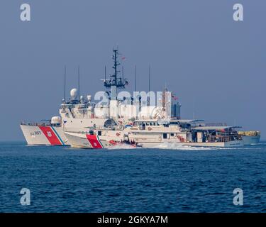 CAPE COD, Ma -- (27. Juni 2021) USCGC Escanaba (WMEC 907) (Rückseite) segelt mit dem USCGC Rchard Snyder (WPC 1127) im atlantik. Escanaba ist ein 270-Fuß-Cutter berühmter Klasse mit einer Besatzung von rund 100 Personen, die viele der Dienstmissionen mit Schwerpunkt auf Strafverfolgung und Sicherheit durchführt. Der Richard Snyder ist ein 154 Meter langer Cutter der Sentinel-Klasse mit einer Besatzung von 24 Personen. Stockfoto