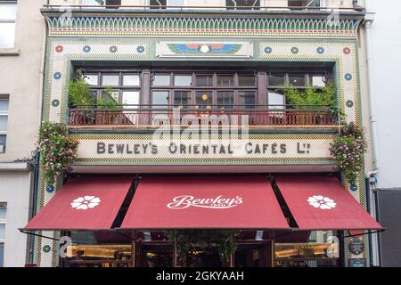 Frontfassade von Bewley's Oriental Cafe (1840), Grafton Street, Dublin, Republik Irland Stockfoto