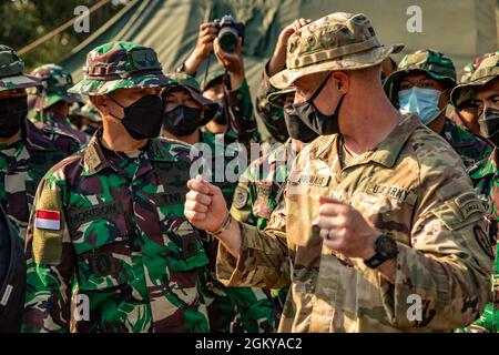 Oberst David Brunais, Kommandeur des 1. Bataillons, 21. Infanterie-Regiment, 2. Infanterie-Brigade-Kampfteam, 25. Infanterie-Division, spricht am 27. Juli 2021 im Baturaja Training Area, Indonesien, mit seinem Amtskollegen der Tentara Nacional Indonesia über ein Waffensystem in Vorbereitung auf Garuda Shield 21. Garuda Shield 21 ist eine zweiwöchige gemeinsame Übung zwischen der US-Armee und Tentara Nasional Indonesia (TNI-AD Indonesia Armed Forces). Der Zweck dieser gemeinsamen Übung ist es, die Dschungelkriegfähigkeit sowohl der US-Armee als auch der indonesischen Armee zu verbessern und zu bereichern. Stockfoto