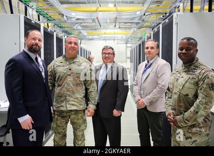 Mitglieder der Programmleitung Enterprise Information Systems, der 2d Theatre Signal Brigade und des Strategic Signal Bataillons 102d bereiten sich darauf vor, das Band zu schneiden, um die Eröffnung der neuen migrierten Technical Control Facility Landstuhl zu feiern. Der TCF Landstuhl, der unter die operative Kontrolle der 2d Theatre Signal Brigade fällt, dient als wichtige Kommunikationsfähigkeit für die gemeinsamen und kombinierten Kräfte in der Region und dient als wichtiger Kommunikationsknotenpunkt für Kräfte in EUCOM, AFRICOM und CENTCOM. Stockfoto